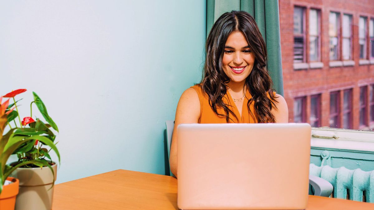 Mulher estudando nova habilidade